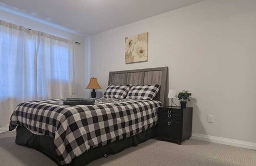 Niagara Falls Casa | Immaculate 3 Bedrooms House IN Niagra Falls. Best Value IN Niagra Region!!!