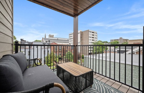 Shadyside Apartamento | Immaculate 3 BR Penthouse suite| 2 decks| Walkable