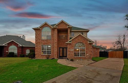 Irving Casa | Immaculate 5BR 2,5BA Holiday Home with Pool