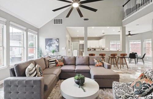 Irving Casa | Immaculate 5BR 2,5BA Holiday Home with Pool