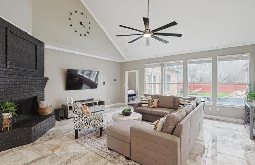 Irving Casa | Immaculate 5BR 2,5BA Holiday Home with Pool