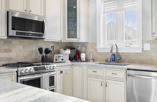 Old Dominion Casa | Immaculate 6 Bed Home & 6 mi to DC & 7 miles to Raegan Airport