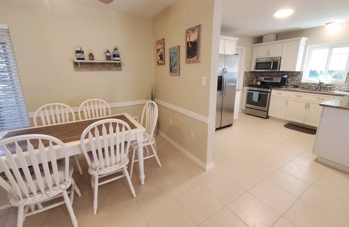 South Patrick Shores Casa | Inmaculada casa de playa con muchas comodidades y piscina climatizada!