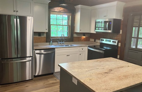 Bath Cabina | Immaculate cabin bordering national forest, close to Augusta, GA - -Masters