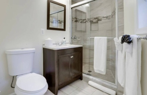 Nauck Condominio | Immaculate Condo minutes from DC