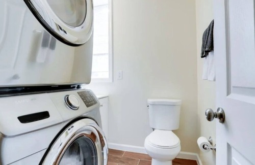 Nauck Condominio | Immaculate Condo minutes from DC