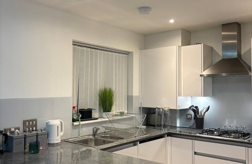 Greenhithe Casa | IMMACULATE DETACHED 3-BED WITH EN-SUITE ON QUIET ROAD NEAR BLUEWATER