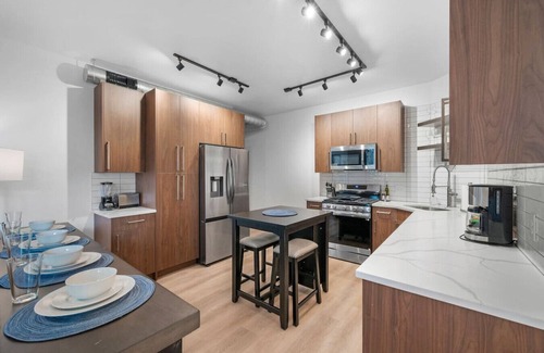 Shadyside Apartamento | Immaculate Double King Suite | 4 beds | 2 Decks