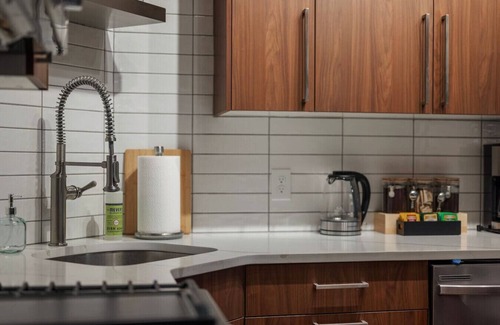 Shadyside Apartamento | Immaculate Double King Suite | 4 beds | 2 Decks
