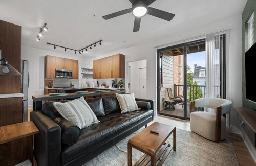 Shadyside Apartamento | Immaculate Double King Suite| 2 Decks| A+ Location