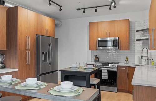 Shadyside Apartamento | Immaculate Double King Suite| 2 Decks| A+ Location