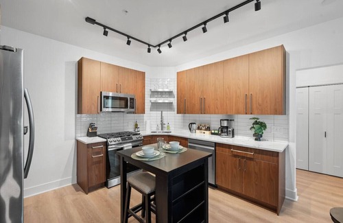 Shadyside Apartamento | Immaculate Double King Suite| 2 Decks| A+ Location