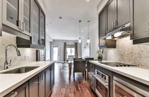 Lawrence Park Casa | Immaculate Executive Townhouse