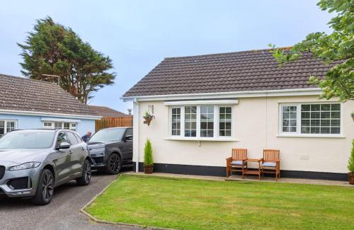 Scurlage Casa | Immaculate Gower Getaway with Pool & Facilities