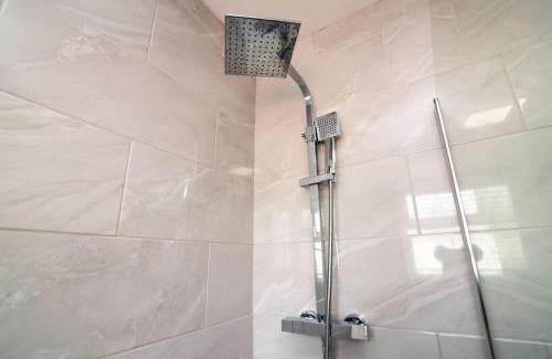 Derby Casa | Immaculate home close to City Centre with large drive
