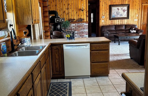 Seeley Lake Cabina | Immaculate log house with backyard view of pond, in Seeley!