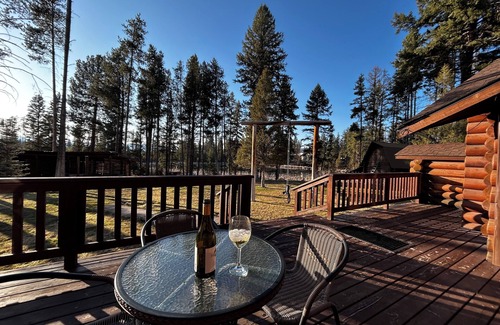 Seeley Lake Cabina | Immaculate log house with backyard view of pond, in Seeley!
