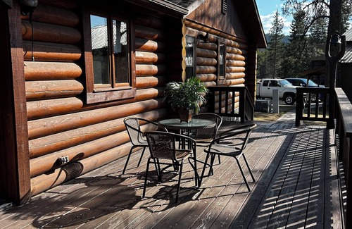 Seeley Lake Cabina | Immaculate log house with backyard view of pond, in Seeley!