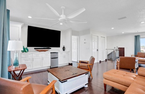 Painters Hill Casa | Immaculate, modern stay steps to beach with amazing ocean views