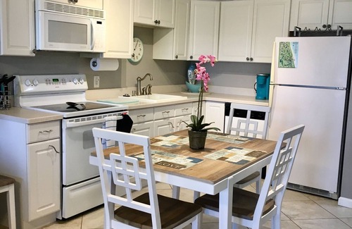 Fort Pierce Condominio | OCEAN / GOLF VIEWS en INMACULADO Condominio en la hermosa isla Hutchinson.