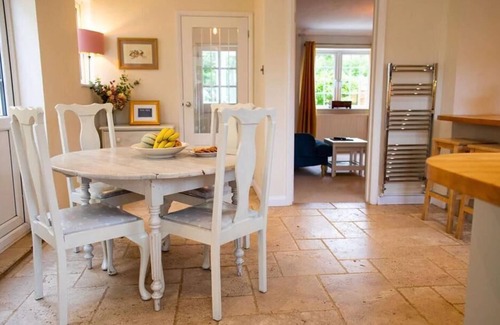 Cirencester Casa | Immaculate picturesque house in Cotswold village.