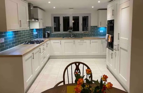 Calne Casa | Immaculate, spacious & comfortable home, dogs OK.