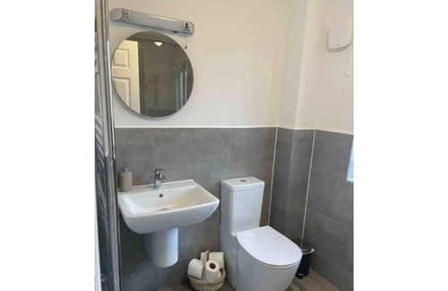 Calne Casa | Immaculate, spacious & comfortable home, dogs OK.