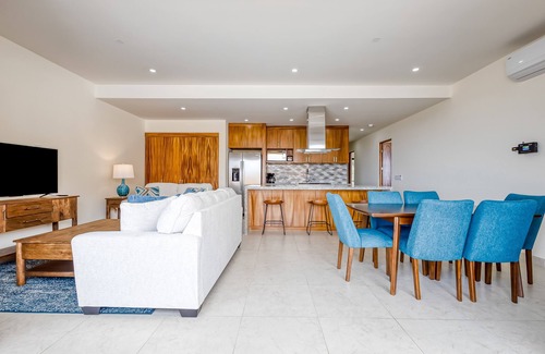 Libertad Apartamento | Immaculate stay with stunning views, balcony, plus on-site pool & gym