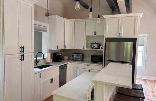 Saratoga Springs Apartamento | Immaculate studio rental unit in downtown Saratoga Springs, NY!