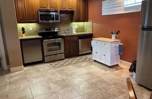 Oakdale Casa | Immaculate Unit, pool,large landscaped yard!