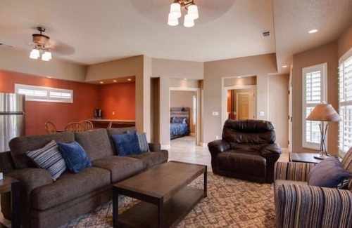 Oakdale Casa | Immaculate Unit, pool,large landscaped yard!