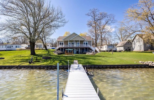 Moscow Casa | Immaculate Waterfront Cottage on Silver Lake in Irish Hills