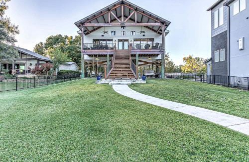 Kingsland Casa | Immaculate Waterfront Family Home for 16 w Private Dock