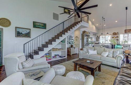 Kingsland Casa | Immaculate Waterfront Family Home for 16 w Private Dock