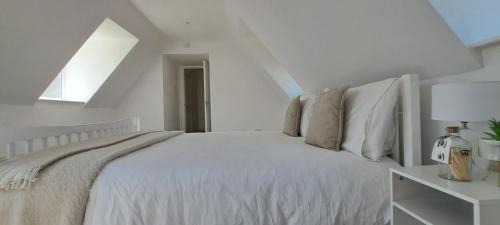 Holme Casa | Immense 6 bed with massive garden right on A1