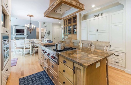 Alexandria Casa | Immerse in Luxury Grand 5BR Lakefront Haven Views