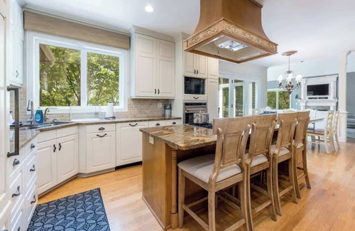 Alexandria Casa | Immerse in Luxury Grand 5BR Lakefront Haven Views
