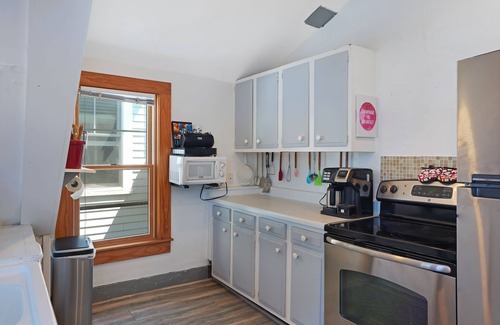 Provincetown Apartamento | Immerse yourself in Ptown's vibrant heart at the center of Commercial Street