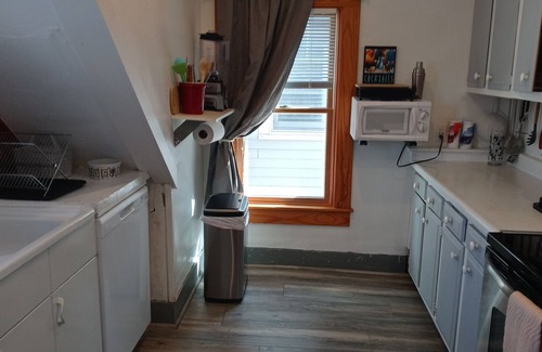Provincetown Apartamento | Immerse yourself in Ptown's vibrant heart at the center of Commercial Street