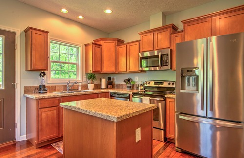 Bluff City Casa | Immerse yourself in the beautiful setting of the tranquil riverside by staying in our 3BR 2Bath home