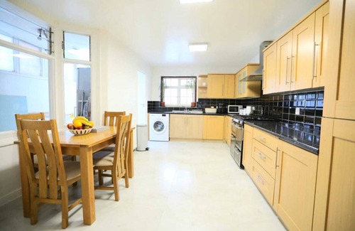 Plumstead Casa | Impeccable 3-bed House in Plumstead, London