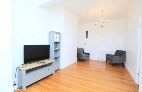 Plumstead Casa | Impeccable 3-bed House in Plumstead, London