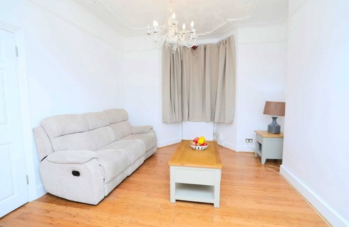 Plumstead Casa | Impeccable 3-bed House in Plumstead, London