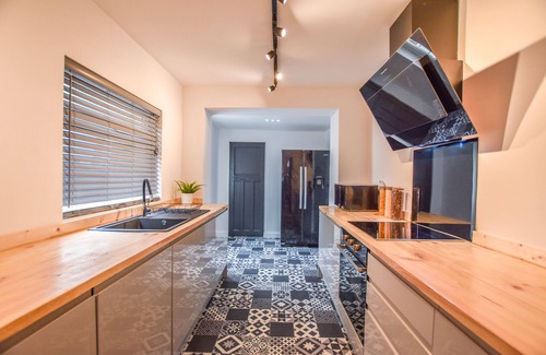 Plasnewydd Casa | Impeccable 4-bed Home Close to City Centre