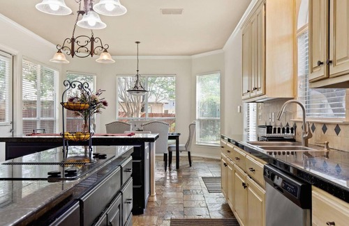 Far North Central Villa | Impeccable 4-bed Villa in San Antonio l Jacuzzi