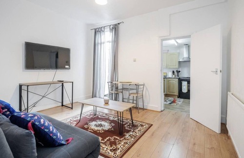 Newham Casa | Impeccable and Welcoming 3-bed House in London