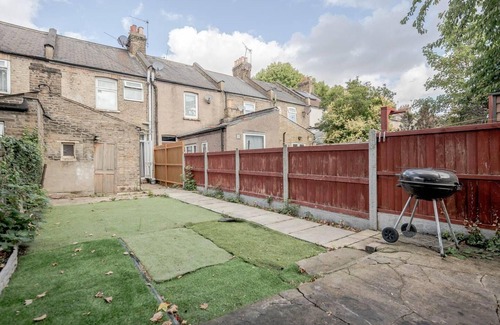 Newham Casa | Impeccable and Welcoming 3-bed House in London