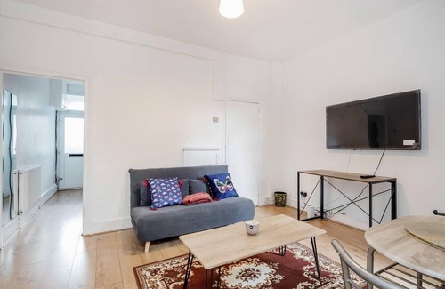 Newham Casa | Impeccable and Welcoming 3-bed House in London