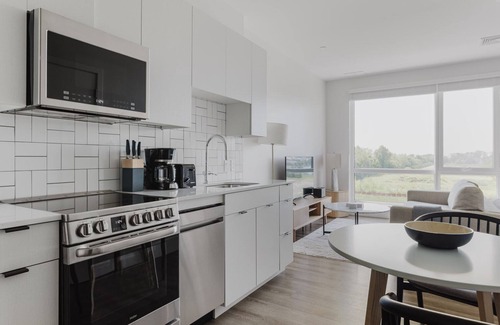 Revere Apartamento | Impeccable Revere Studio w/ Firepit, Spa, W/D, A/C & Gym, by Blueground