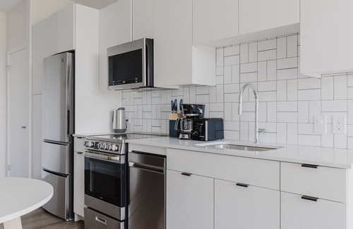 Revere Apartamento | Impeccable Revere Studio w/ Firepit, Spa, W/D, A/C & Gym, by Blueground